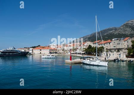 Bol, Croazia - Maggio 2022: Villaggio costiero Bol sull'isola di Brac nel centro della Dalmazia, posizione perfetta per le vacanze estive Foto Stock