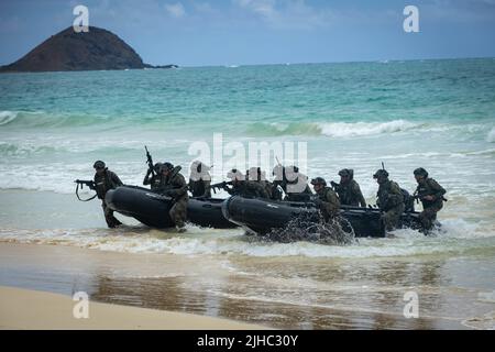 Waimanalo, Stati Uniti. 15th luglio 2022. Mexican Naval Infantry terra combattimento gomma Raiding craft durante un anfibio operazioni di formazione con gli Stati Uniti Marine Corps parte del Rim of the Pacific Esercies a Bellows Beach 15 luglio 2022 a mantice Air Force Station, Hawaii. Credito: LCpl. Haley Fourmet Gustavsen/USA Marines/Alamy Live News Foto Stock