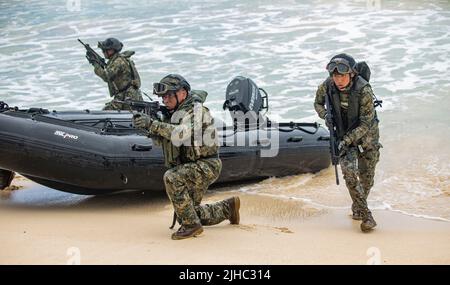 Waimanalo, Stati Uniti. 15th luglio 2022. Mexican Naval Infantry terra combattimento gomma Raiding craft durante un anfibio operazioni di formazione con gli Stati Uniti Marine Corps parte del Rim of the Pacific Esercies a Bellows Beach 15 luglio 2022 a mantice Air Force Station, Hawaii. Credit: MC2 Aja Bleu Jackson/U.S. Navy/Alamy Live News Foto Stock