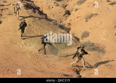 Ben Ghilouf, Tunisia. 08th luglio 2022. U.S. Marine Sgt. Anthony Ruiz, Right, un leader della squadra di fanteria assegnato a Echo Company, Battaglione Landing Team 2/6, 22nd Marine Expeditionary Unit, lavora con le forze armate tunisine durante l'addestramento integrato all'Exercise African Lion 2022, 8 luglio 2022 a Camp ben Ghilouf, Tunisia. Credito: SSgt. Marcela Diazdeleon/US Marines Photo/Alamy Live News Foto Stock