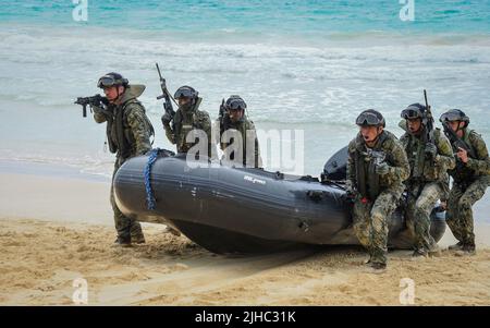 Waimanalo, Stati Uniti. 15th luglio 2022. Mexican Naval Infantry Land un'imbarcazione da combattimento in gomma a raiding sulla spiaggia durante un addestramento di operazioni anfibie con il corpo marino degli Stati Uniti durante il Rim of the Pacific Esercies a Bellows Beach 15 luglio 2022 in Bellows Air Force Station, Hawaii. Credit: MCS Leon Vonguyen/U.S. Navy/Alamy Live News Foto Stock