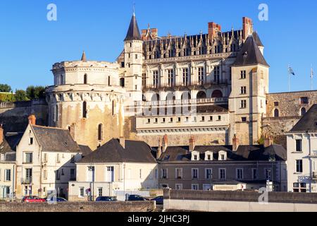 Castello d’Amboise nella Valle della Loira, Francia. Il castello medievale francese è il punto di riferimento della città di Amboise e dei suoi dintorni. Scenario del castello reale e vecchia casa Foto Stock