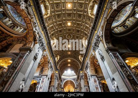 Roma - 12 giugno 2021: All'interno della Basilica di San Pietro, Roma, Italia. La cattedrale di San Pietro è il punto di riferimento di Roma e della Città del Vaticano. Interni barocchi ornati o Foto Stock