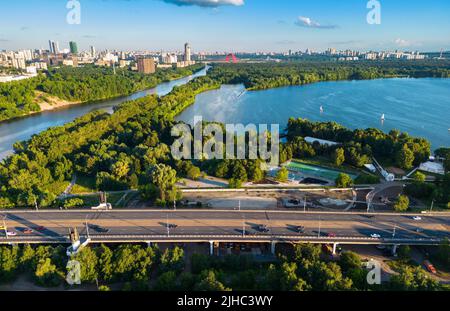 Vista di Mosca, Russia. Vista panoramica aerea del fiume Moskva, della baia e del parco nel quartiere di Schukino. Scenario di Stroginsky Bridge Road, bel paesaggio di Mosco Foto Stock