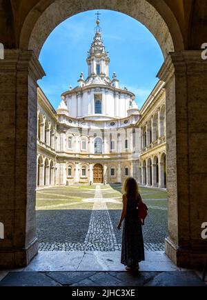 Chiesa di San Yves a la Sapienza, Roma, Italia. Ragazza turistica visita ex Università di Roma. Persona, giovane donna guarda il punto di riferimento della città. Concetto o Foto Stock