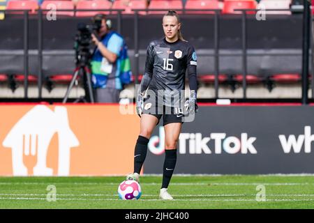 Sheffield, Regno Unito. 17th luglio 2022. SHEFFIELD, REGNO UNITO - LUGLIO 17: Daphne van Domselaar dei Paesi Bassi durante il Gruppo C - UEFA Women's EURO 2022 match tra Svizzera e Paesi Bassi a Bramall Lane il 17 Luglio 2022 a Sheffield, Regno Unito (Photo by Joris Verwijst/Orange Pictures) Credit: Orange Pics BV/Alamy Live News Foto Stock