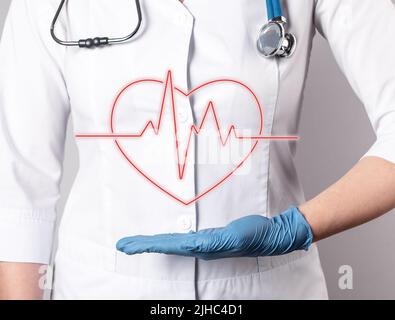 ECG. Cuore con ritmo di battito cardiaco sulla mano del medico. Test di elettrocardiogramma che conduce, concetto di rilevamento di malattie cardiache. Donna in camice da laboratorio con stetoscopio. Foto di alta qualità Foto Stock