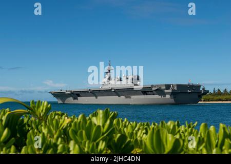 Pearl Harbor, Stati Uniti. 12 luglio 2022. Il cacciatorpediniere JS Izumo della forza di autodifesa marittima giapponese di classe Izumo parte da Pearl Harbor per iniziare la fase in mare del Rim del Pacifico il 12 luglio 2022 a Honolulu, Hawaii. Credit: MC2 Aiko Bongolan/US Navy/Alamy Live News Foto Stock