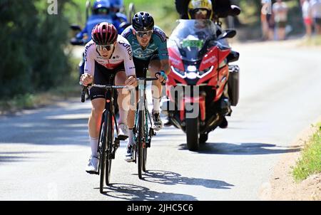 Il campione francese Thomas di Cofidis e il francese Alexis Gougeard di B&B Hotels p/b KTM raffigurato in azione durante la quindicina tappa della gara ciclistica Tour de France, da Rodez a Carcassonne (200km), Francia, domenica 17 luglio 2022. Il Tour de France di quest'anno si svolge dal 01 al 24 luglio 2022. BELGA PHOTO POOL PETE GODING - UK OUT Foto Stock