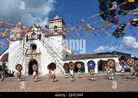 Ballerini al festival del sangue prezioso di Cristo a Teotitlán del Valle, Oaxaca, Messico Foto Stock
