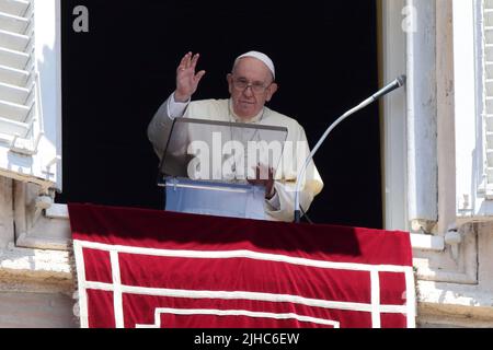Città del Vaticano. 3rd luglio 2022. PAPA FRANCESCO ondeggia prima di consegnare la preghiera dell'Angelus in Piazza San Pietro in Vaticano. (Credit Image: © Evandro Inetti/ZUMA Press Wire) Foto Stock