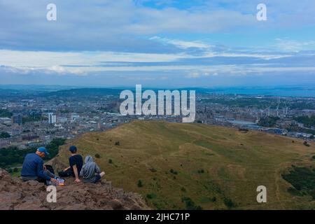I turisti godono della vista da Arthur's Seat Foto Stock