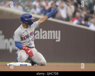 Chicago, Stati Uniti. 17th luglio 2022. Il corto-stop dei New York Mets Francisco Lindor (12) lo rende sicuro a 2nd contro i Chicago Cubs durante il primo inning al campo di Wrigley a Chicago la domenica 17 luglio 2022. Foto di Mark Black/UPI Credit: UPI/Alamy Live News Foto Stock