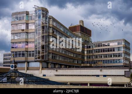 Norwich Anglia Square Sovereign House (Architects Alan Cooke Associates, 1966-68) - edificio in stile brutalista che ospitava l'ufficio della cancelleria HM Foto Stock