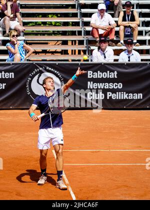 AMERSFOORT, PAESI BASSI - LUGLIO 17: Roberto Carballes Baena di Spagna servizi contro Tallon Griekspoor dei Paesi Bassi durante la finale Men's Singles del Van Mossel Kia Dutch Open presso L'ALTA tennisground il 17 luglio 2022 ad Amersfoort, Paesi Bassi (Foto di Rene Nijhuis/BSR Agency) Foto Stock