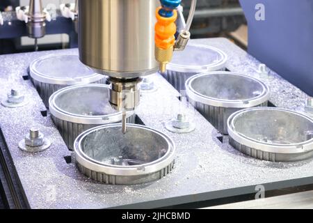 Processo di taglio industriale della lavorazione dei metalli mediante fresa, concetto di lavorazione dei metalli industriale, punta per metallo. Macchine e utensili industriali in metallo Foto Stock