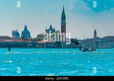 San Giorgio maggiore con sullo sfondo la Basilica di Santa Maria della Salute Foto Stock