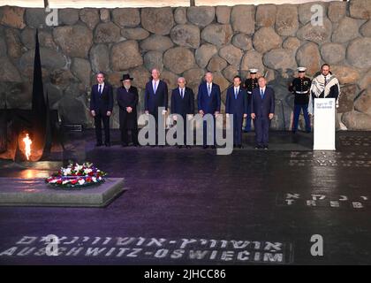 Gerusalemme, Israele. 13 luglio 2022. Il Presidente degli Stati Uniti Joe Biden, si trova in posizione di leadership israeliana alla fiamma Eterna durante una visita alla Sala della memoria del Museo commemorativo dell'Olocausto di Yad Vashem, il 13 luglio 2022 a Gerusalemme, Israele. Da sinistra ci sono: Il Segretario di Stato degli Stati Uniti Antony Blinken, il Rabbino Israel Meir, il Ministro della Difesa israeliano Benny Gantz, il primo Ministro israeliano Yair Lapid, il Presidente degli Stati Uniti Joe Biden, il Presidente israeliano Isaac Herzog e il Presidente di Yad Vashem Dani Dayan. Foto Stock