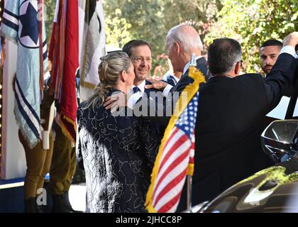 Gerusalemme, Israele. 14 luglio 2022. Il presidente degli Stati Uniti Joe Biden, centro, saluta il presidente israeliano Isaac Herzog, e sua moglie Michal Herzog, partirono, all'arrivo alla residenza presidenziale, il 14 luglio 2022 a Gerusalemme, Israele. Foto Stock