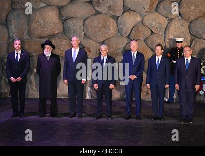 Gerusalemme, Israele. 13 luglio 2022. Il Presidente degli Stati Uniti Joe Biden, si trova in posizione di leadership israeliana alla fiamma Eterna durante una visita alla Sala della memoria del Museo commemorativo dell'Olocausto di Yad Vashem, il 13 luglio 2022 a Gerusalemme, Israele. Da sinistra ci sono: Il Segretario di Stato degli Stati Uniti Antony Blinken, il Rabbino Israel Meir, il Ministro della Difesa israeliano Benny Gantz, il primo Ministro israeliano Yair Lapid, il Presidente degli Stati Uniti Joe Biden, il Presidente israeliano Isaac Herzog e il Presidente di Yad Vashem Dani Dayan. Foto Stock