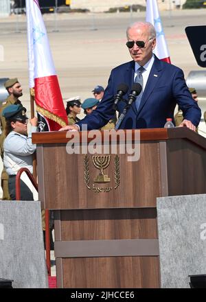 Tel Aviv, Israele. 13 luglio 2022. Il Presidente degli Stati Uniti Joe Biden, consegna commenti durante le cerimonie di arrivo all'Aeroporto ben Gurion, 13 luglio 2022 a Tel Aviv, Israele. Foto Stock