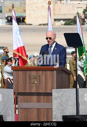 Tel Aviv, Israele. 13 luglio 2022. Il Presidente degli Stati Uniti Joe Biden, consegna commenti durante le cerimonie di arrivo all'Aeroporto ben Gurion, 13 luglio 2022 a Tel Aviv, Israele. Foto Stock