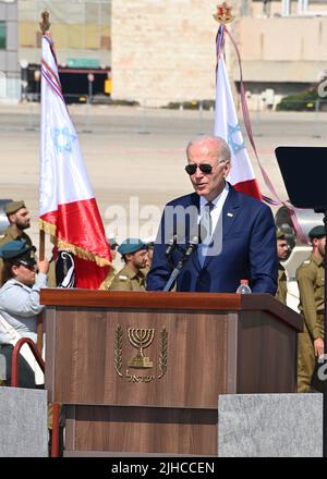 Tel Aviv, Israele. 13 luglio 2022. Il Presidente degli Stati Uniti Joe Biden, consegna commenti durante le cerimonie di arrivo all'Aeroporto ben Gurion, 13 luglio 2022 a Tel Aviv, Israele. Foto Stock