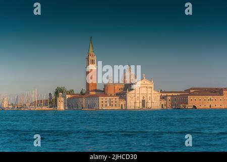 L'isola di San Giorgio maggiore al tramonto Foto Stock