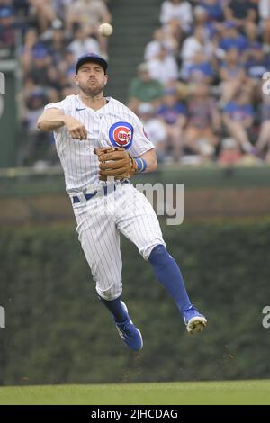 Chicago, Stati Uniti. 17th luglio 2022. Il terzo baseman di Chicago Cubs Patrick Wisdom fa il tiro al primo per l'uscita sui Mets di New York ha designato il hitter Jeff McNeil durante il quarto inning al campo di Wrigley a Chicago la domenica 17 luglio 2022. Foto di Mark Black/UPI Credit: UPI/Alamy Live News Foto Stock