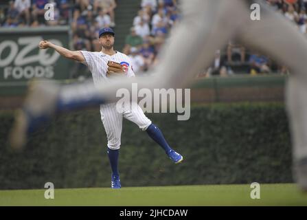 Chicago, Stati Uniti. 17th luglio 2022. Il terzo baseman di Chicago Cubs Patrick Wisdom fa il tiro al primo per l'uscita sui Mets di New York ha designato il hitter Jeff McNeil durante il quarto inning al campo di Wrigley a Chicago la domenica 17 luglio 2022. Foto di Mark Black/UPI Credit: UPI/Alamy Live News Foto Stock