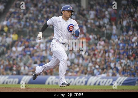 Chicago, Stati Uniti. 17th luglio 2022. Il fielder destro dei Chicago Cubs Seiya Suzuki (27) corre per sbarazzarsi contro i New York Mets durante il secondo inning al campo di Wrigley a Chicago domenica 17 luglio 2022. Foto di Mark Black/UPI Credit: UPI/Alamy Live News Foto Stock