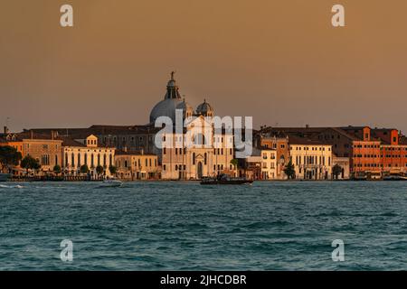 Chiesa Santa Maria della Presentazione, comunemente conosciuta come le Zitelle a Venezia, in Italia al tramonto Foto Stock