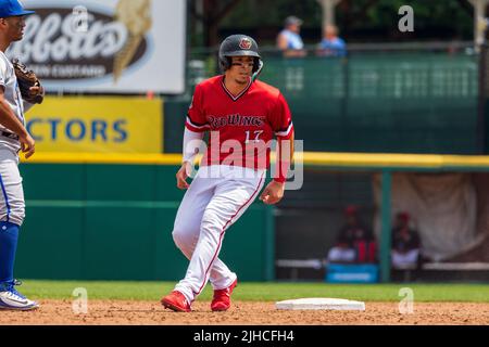 17 luglio 2022: Rochester Red Wings infeelder Joey Meneses (17) si accande secondo in una partita contro i Chasers Omaha Storm. I Rochester Red Wings hanno ospitato gli Omaha Storm Chasers nella partita di una Lega Internazionale al Frontier Field di Rochester, New York. (Jonathan Tenca/CSM) Foto Stock