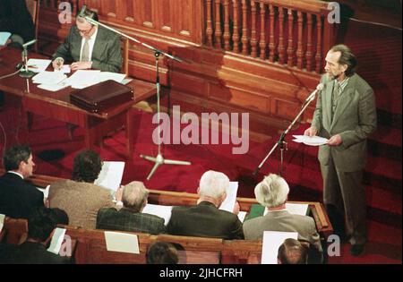 Bucarest, Romania, 1990. Lo scrittore e politico rumeno Toma George Maiorescu ha parlato nel Parlamento rumeno come leader del partito appena formato M.E.R. Presieduta la sessione, Ion Iliescu, presidente provvisorio della Romania subito dopo la Rivoluzione rumena del 1989. Foto Stock