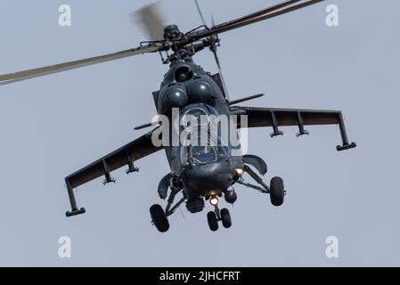 RAF Fairford, Gloucestershire, Regno Unito. 17th Lug 2022. Uno dei più grandi spettacoli aerei del mondo è tornato dopo una pausa di 3 anni a causa della pandemia che ha portato le forze aeree internazionali, le squadre espositore e le enormi folle nei Cotswolds. Elicottero Hind Attack MIL mi-24 dell'aeronautica ungherese. Un russo sovietico progettato elicottero gunship, attaccare elicottero Foto Stock