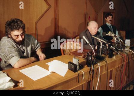 Bucarest, Romania, 1990. Politici rumeni, entrambi membri della F.S.N. appena formata (Forma di salvezza nazionale) dopo la Rivoluzione rumena del 1989, Adrian Sârbu & Silviu Brucan. Foto Stock