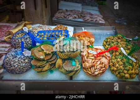 Una mostra di molluschi e frutti di mare sul mercato di Rialto a Venezia Foto Stock