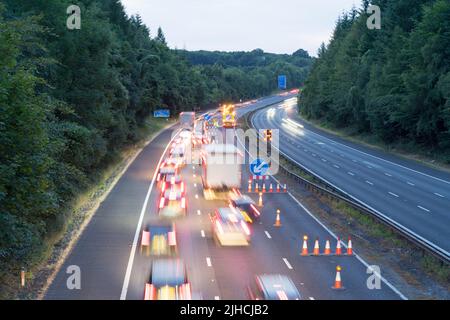 Londra UK, 17th luglio 2022. Il traffico in senso antiorario sulla M25 è stato deviato fuori allo svincolo 4 per Orpington a seguito di un incidente multi-veicolo la domenica pomeriggio, è stato chiuso nel primo pomeriggio entrambe le direzioni tra lo svincolo 4 e lo svincolo 3 per Swanley. Entro questa sera del 9pm, il traffico in senso orario era visto scorrere mentre il senso antiorario è ancora chiuso, il traffico di coda indietro si estende fino allo svincolo 5 vicino Sevenoaks, Kent Inghilterra. REGNO UNITO. Credit: Xiu Bao/Alamy Live News Foto Stock