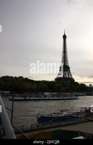 Una foto verticale della famosa Torre Eiffel e del fiume Senna a Parigi, Francia Foto Stock