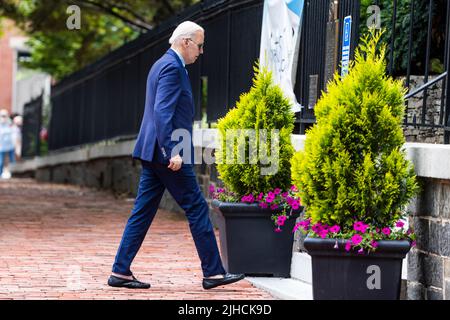 Washington, Stati Uniti. 17th luglio 2022. Il Presidente DEGLI STATI UNITI Joe Biden assiste alla Chiesa Cattolica della Santissima Trinità a Georgetown il giorno dopo il suo ritorno dal Medio Oriente a Washington, DC, USA, 17 luglio 2022. Credit: Sipa USA/Alamy Live News Foto Stock