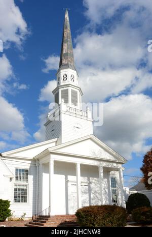 WESTFIELD, NEW JERSEY - 02 NOV 2019: La prima chiesa congregazionale segno nella zona del centro storico di Westfield. Foto Stock