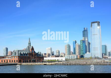 JERSEY CITY, NEW JERSEY - 04 NOV 2019: Liberty Park e Central Railroad Terminal con il Jersey City Skyline. Foto Stock