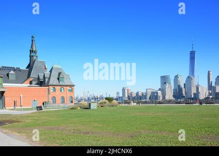 JERSEY CITY, NEW JERSEY - 04 NOV 2019: Liberty Park e Central Railroad Terminal con il New York Skyline in lontananza. Foto Stock