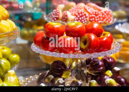 Frutta marzapane in mostra a Fortnum & Mason, Londra, Regno Unito Foto Stock