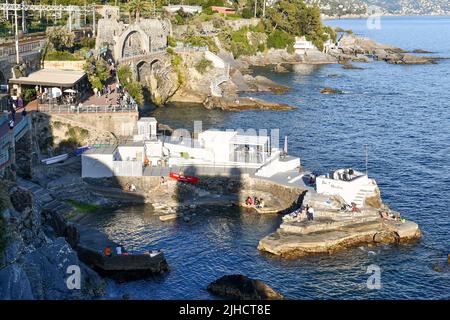 Vista rialzata della costa della Promenade Anita Garibaldi con persone a bar all'aperto sulla scogliera al tramonto, Nervi, Genova, Liguria, Italia Foto Stock