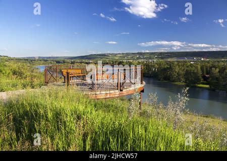 Piattaforma di osservazione Bowmont Urban Recreation Park sopra il fiume Bow. Green Prairie Foothills Grass Landscape, Calgary, Alberta Canada City Skyline Foto Stock