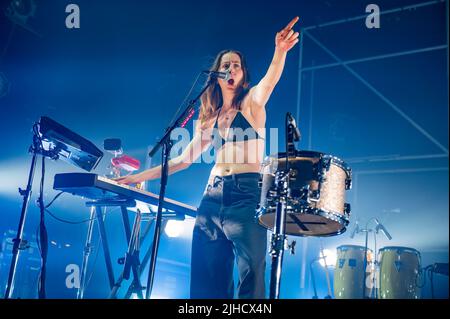 Manchester, Regno Unito. 17th luglio 2022. Este Arielle Haim, Danielle Sari Haim e Alana Mychal Haim della band Haim eseguono il 2nd di una 2 notti esaurite al Manchester Victoria Warehouse. 2022-07-17. Credit: Gary Mather/Alamy Live News Foto Stock