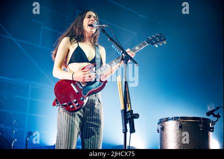 Manchester, Regno Unito. 17th luglio 2022. Este Arielle Haim, Danielle Sari Haim e Alana Mychal Haim della band Haim eseguono il 2nd di una 2 notti esaurite al Manchester Victoria Warehouse. 2022-07-17. Credit: Gary Mather/Alamy Live News Foto Stock