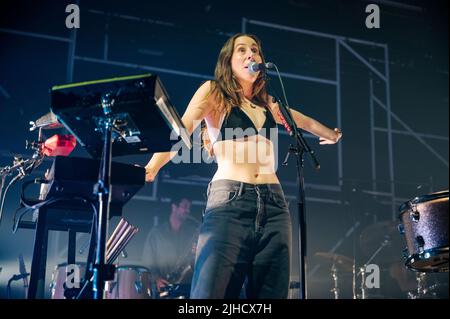 Manchester, Regno Unito. 17th luglio 2022. Este Arielle Haim, Danielle Sari Haim e Alana Mychal Haim della band Haim eseguono il 2nd di una 2 notti esaurite al Manchester Victoria Warehouse. 2022-07-17. Credit: Gary Mather/Alamy Live News Foto Stock