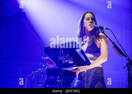 Manchester, Regno Unito. 17th luglio 2022. Este Arielle Haim, Danielle Sari Haim e Alana Mychal Haim della band Haim eseguono il 2nd di una 2 notti esaurite al Manchester Victoria Warehouse. 2022-07-17. Credit: Gary Mather/Alamy Live News Foto Stock